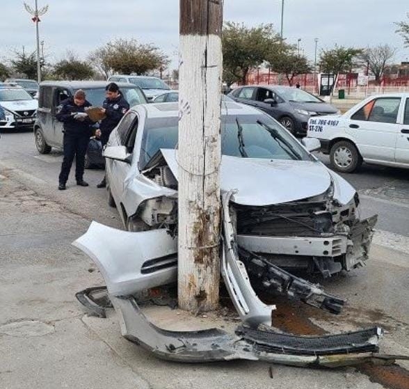 Por falla mecánica estrella su vehículo contra poste