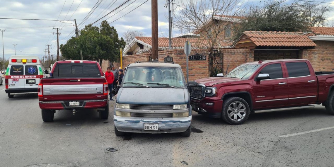 No cede derecho de vía provoca choque carambola