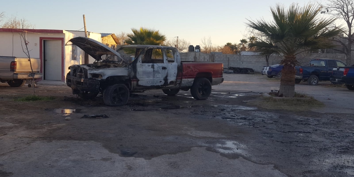 Incendian camioneta y pretendían quemar casa con familia en su interior
