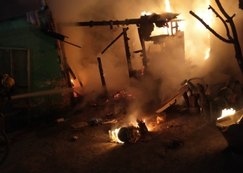 Incendio acaba con vivienda en colonia Presidentes