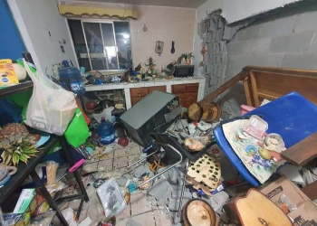 Mujer de edad avanzada resulta lesionada tras explosión por acumulación de gas en su domicilio