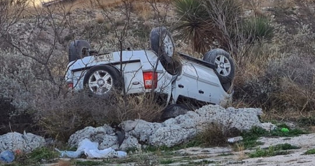Vuelcan maestras sobre la carretera 57