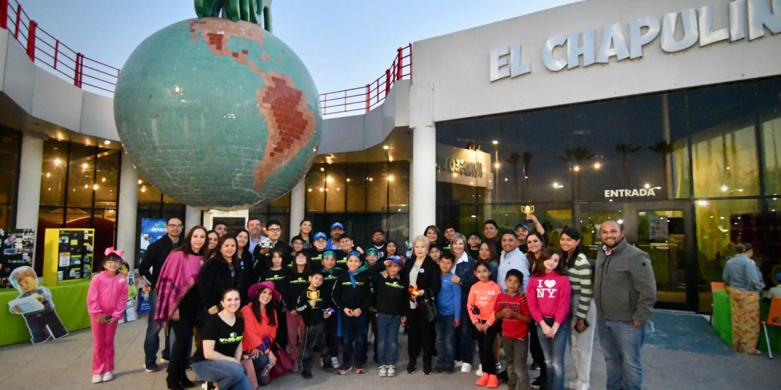 Nigropetenses cantan y bailar en domingo cultural