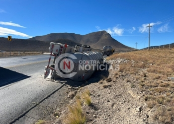 Vuelca pipa con combustible