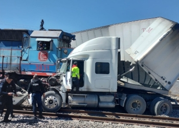Intenta ganarle al tren y no lo logra