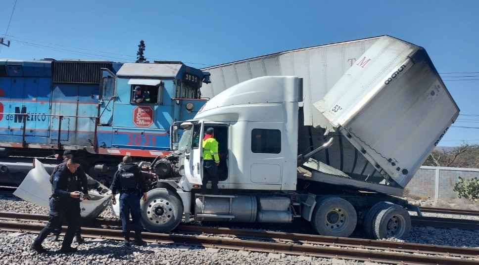 Intenta ganarle al tren y no lo logra