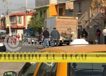 La amarra y luego incendia la casa