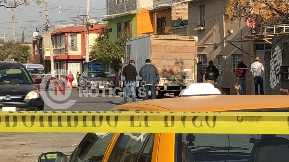 La amarra y luego incendia la casa