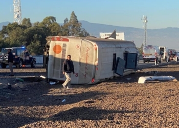 Vuelca autobús con peregrinos cuando se dirigían a la basílica de Guadalupe; hay 3 muertos
