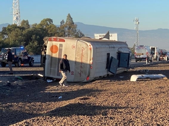 Vuelca autobús con peregrinos cuando se dirigían a la basílica de Guadalupe; hay 3 muertos