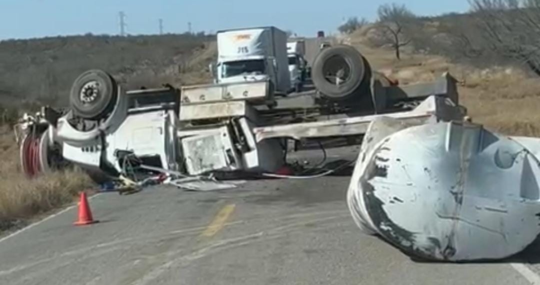 Identifican a chófer de camión que murió en volcadura registrada sobre la carretera 2