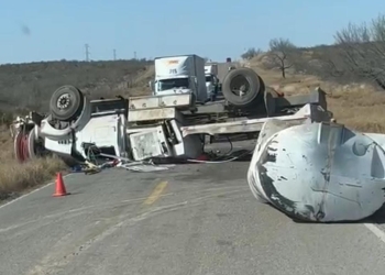 Identifican a chófer de camión que murió en volcadura registrada sobre la carretera 2