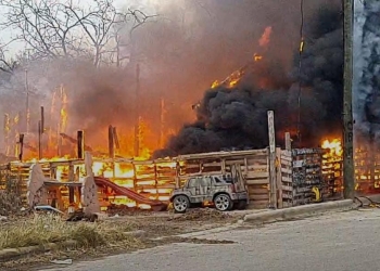 Incendio arrasa con casa de madera