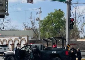 Seguro de patrulla de la PAR interviene en accidente