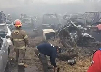 Fuego quema 20 vehículos en yonke de Allende