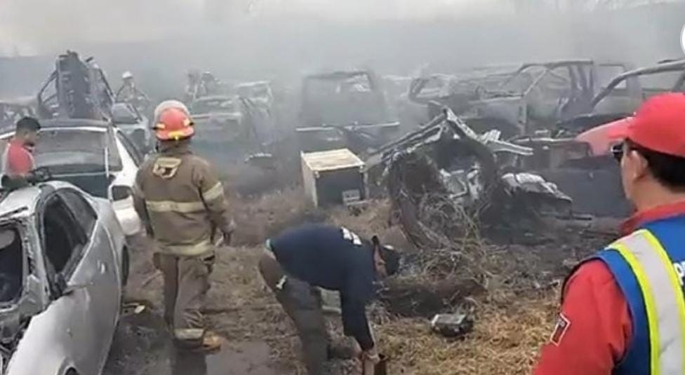 Fuego quema 20 vehículos en yonke de Allende