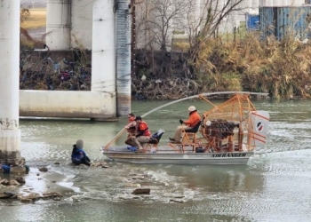 Por aire y río buscan a migrante desaparecido