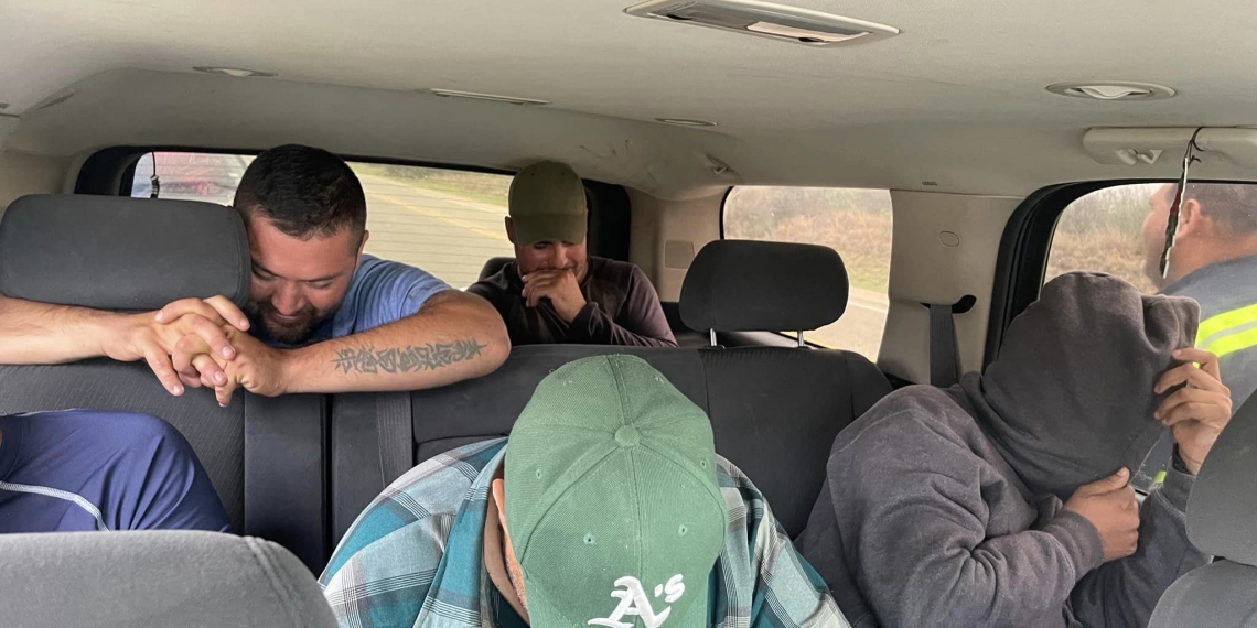 Aseguran a cinco migrantes a bordo de una camioneta