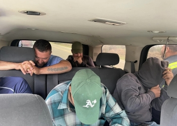 Aseguran a cinco migrantes a bordo de una camioneta