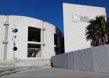 Piden judicializar caso de director de medicina denunciado por discriminación