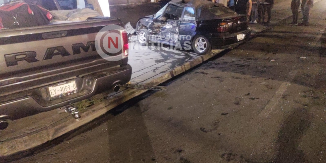 Ignora el alto y provoca choque