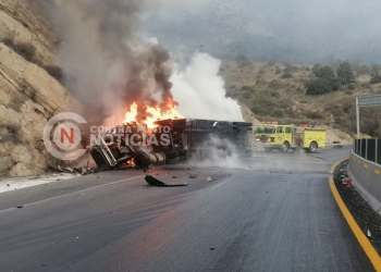 Arde tráiler tras choque