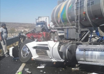 Choca contra tráiler estacionado