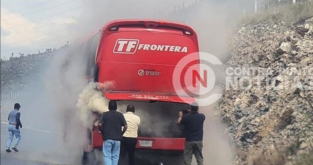 Arde camión de pasajeros