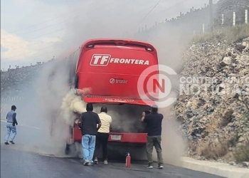 Arde camión de pasajeros