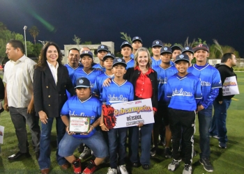 Deporte con todo entrega trofeos a los mejores en diferentes disciplinas