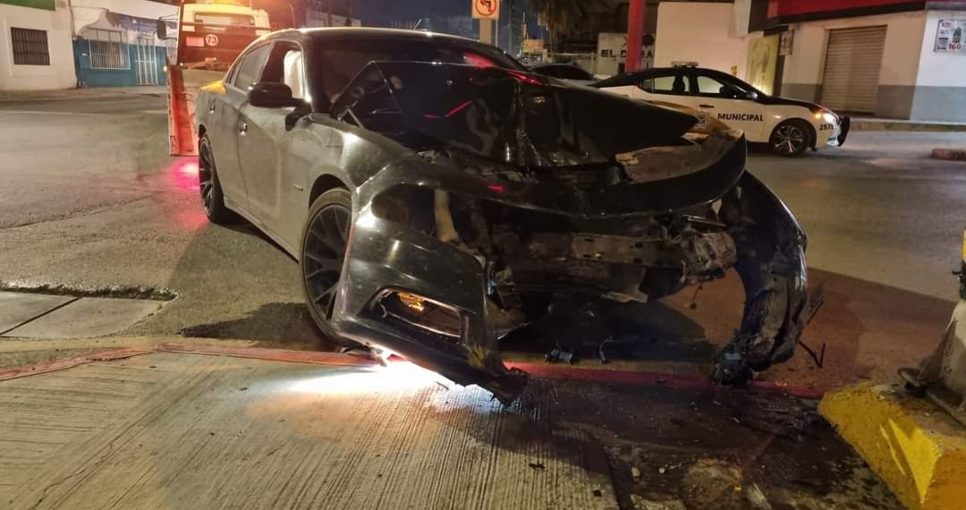 Destroza vehículo al chocar de frente contra la base de un semáforo