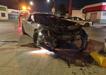 Destroza vehículo al chocar de frente contra la base de un semáforo