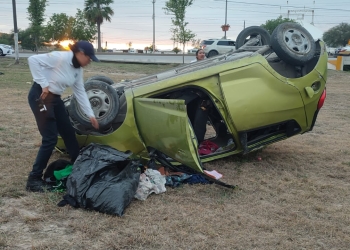 Conductor de vehículo que volcó tras chocar contra árbol se encontraba ebrio
