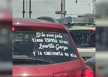 Lagunera lanza advertencia con calca en su camioneta