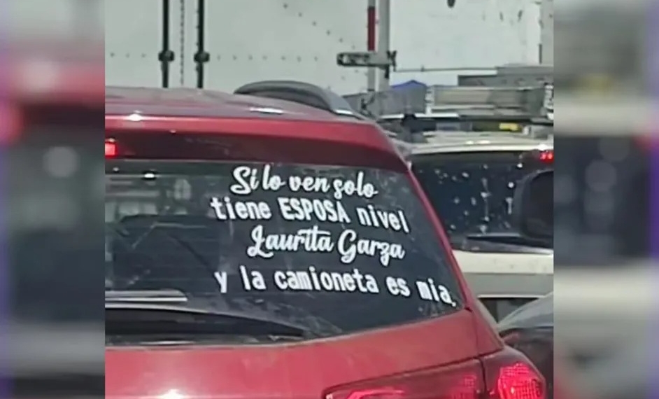 Lagunera lanza advertencia con calca en su camioneta