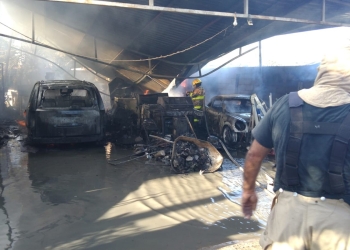 Formalizan denuncia por incendio intencional en de tres vehículos y una vivienda