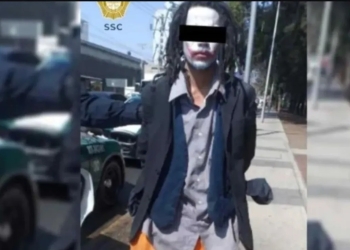 Hombre disfrazado de Joker asalta con machete a peatón