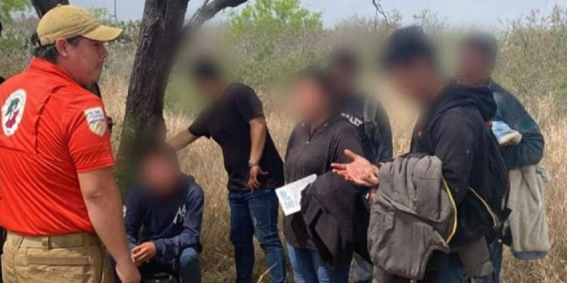 Rescata INM a nueve migrantes que fueron abandonados por pollero sobre la carretera 2