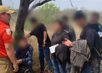 Rescata INM a nueve migrantes que fueron abandonados por pollero sobre la carretera 2