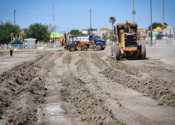 Supervisan construcción de cancha sintética en la Macroplaza