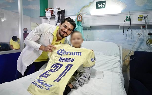 Pequeño internado conoce a su futbolista favorito este Día del Niño