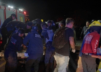 Sube a 18 muertos y 30 heridos accidente de autobús en Nayarit; venían de Guadalajara