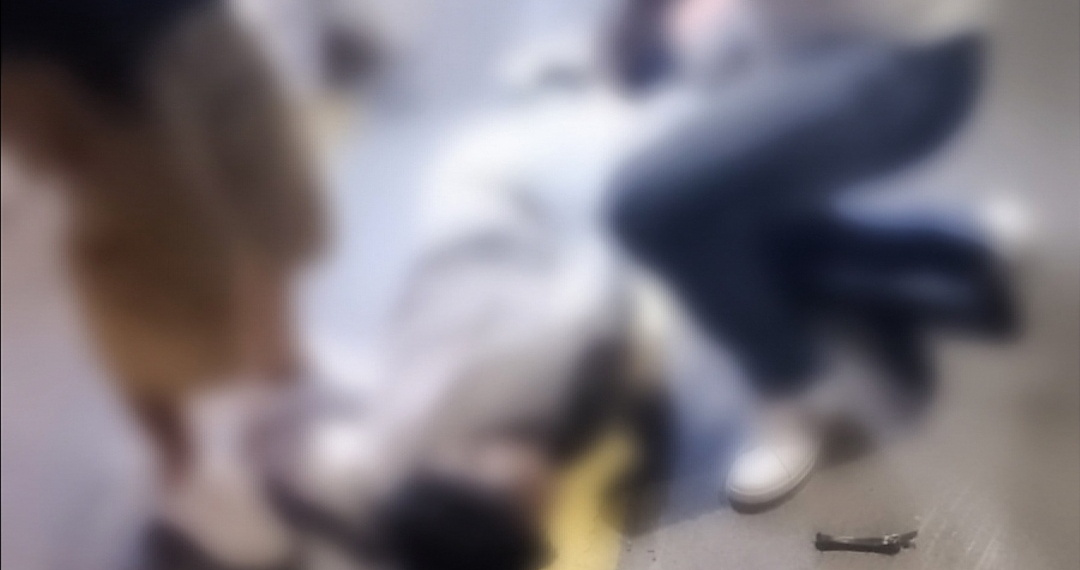 Derrapa motociclista, se salva de algo peor