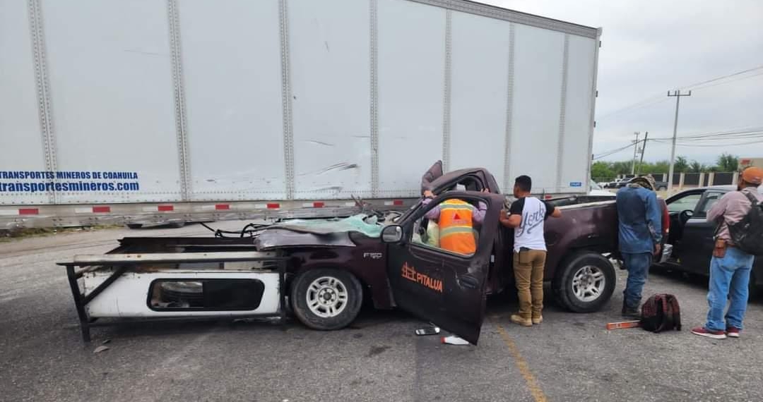 Pick up se estrella contra tráiler sobre la Carretera 57