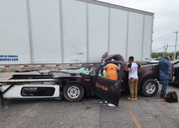 Pick up se estrella contra tráiler sobre la Carretera 57