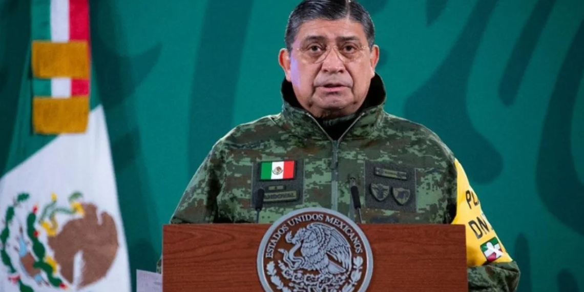 Investigación revela viajes de lujo del titular de Sedena
