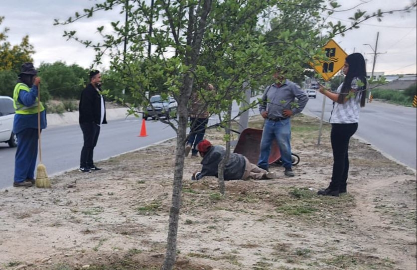 Mujer atropella con su vehículo a dos trabajadores del municipio