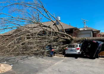 Suben a 26 los muertos por tornados en Estados Unidos; hay miles de casas destrozadas