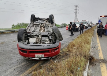 Vuelca sobre la Carretera 57 tramo Nava-Piedras Negras