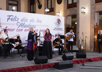 Presidente felicita a madres de México en su día